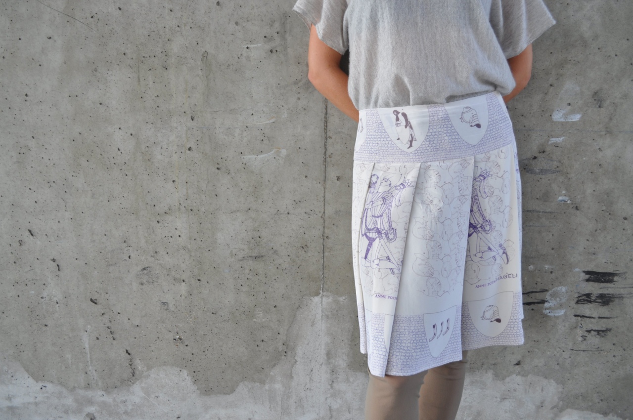 Haut en cachemire avec col en soie imprimé Armure, et jupe en soie imprimée Armure, dessin Anne Touquet, série limitée / 2011