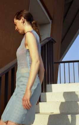 Robe en mousseline polyester avec jupon en carré de soie vintage, pièce unique / 2005